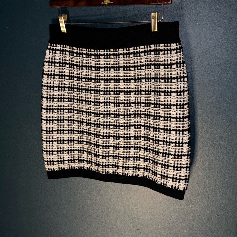 Aritzia Babaton Women’s Chanel style Black and White Knit Skirt Size Large